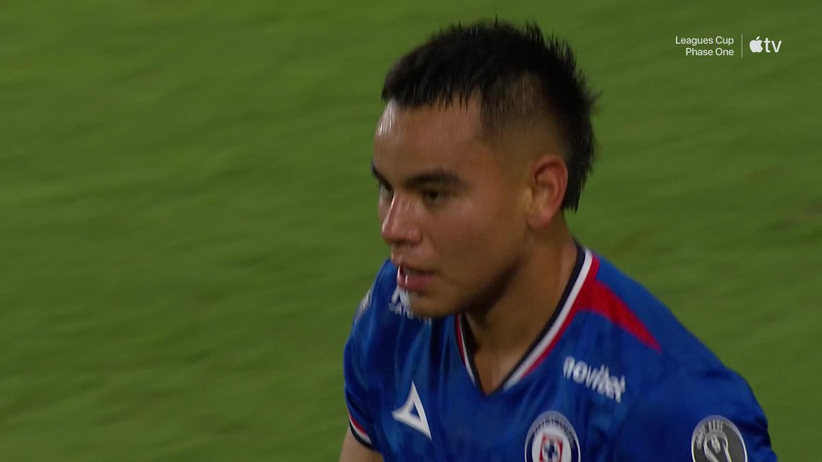 ¡El primero de La Máquina!💙🚂 Charly Rodríguez le pegó con todo para adelantar al CRUZ AZUL. Sigue las acciones de este partido en Apple TV 🔗 #LaPasiónSeHereda | #PorLaLeaguesCup