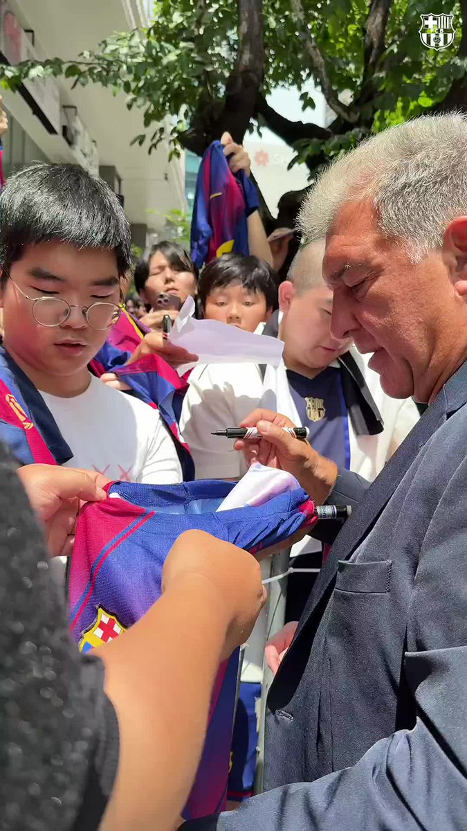 El President Joan Laporta Estruch🎗 a l'arribada de l'equip a Daegu ✍️