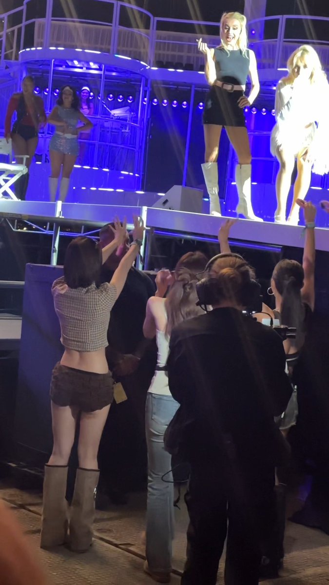 Momo, Sana, and Jihyo were so excited to receive Sabrina Carpenter's handcuffs, Momo was literally hopping and twirling them around 😭