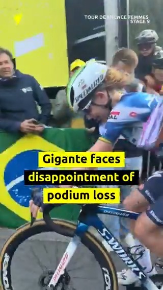 Que gran compañera es Ghekiere!! Le dice al final a Sarah: "estamos orgullosos de ti. Lo has hecho increíble. Siento no haber podido estar contigo' Y Sarah: "He perdido el podio" Ghekiere: "No, no, no..." #TDF2025 ,#UCIEWT