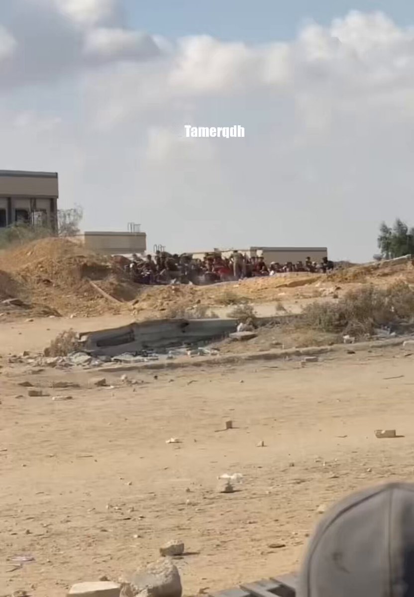 هذا الواقع المرير، وهذه اللحظات الصعبة، وعمليات الإعدام بحق المدنيين، ليست سوى “لعبة” للجنود الإسرائيليين. يحاصرون مجموعات من الأهالي الذين يحاولون الوصول إلى الطعام، بعد أن وضع الجنود تلك المساعدات قربهم عمدًا ، كفخاخ وكمائن، مصائد موت كما يسميها أهل غزة. ثم يبدأ الجنود بالقنص، ويتسابقون فيما بينهم على من يقتل العدد الأكبر من الجياع. مشاهد من أفلام الخيال أصبحت واقعًا يوميًا في غزة، حيث الجوعى يلاحقهم الرصاص .