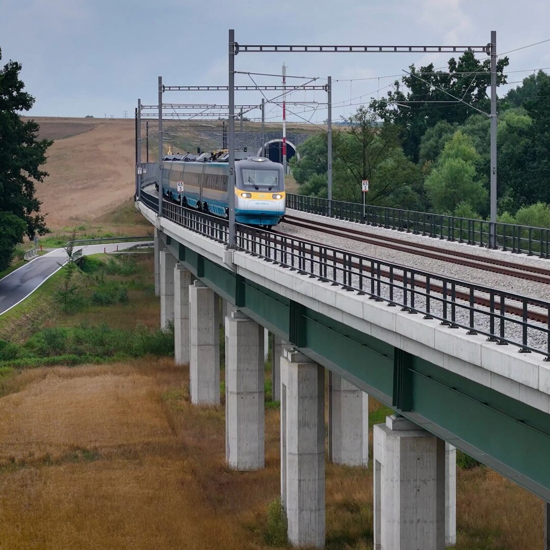 ⚠️Na jih Čech nejrychleji v historii ⚠️ Od 31. srpna nasadíme denně na jeden pár vlaků z Prahy do Českých Budějovic vysokorychlostní jednotku #Pendolino. 🚆 Pendolino bude jezdit na spojích IC 591 Pendolino s odjezdem z Prahy každý den ve 20:27 a příjezdem do Českých Budějovic ve 22:02. Opačně bude zajišťovat spoj IC 590 Pendolino, který z jihočeské metropole vyráží minutu před šestou hodinou ranní a do Prahy dojede v 07:29. A co to znamená? ⌚ Zrychlení cesty. Díky Pendolinu stáhneme cestu mezi Prahou a Českými Budějovicemi na 90 minut. 💨 Rychlejší než jiné vlaky. Na modernizovaných traťových úsecích se totiž počítá s tím, že Pendolino pojede rychleji než 160 km/h, což je dosavadní traťové maximum v České republice. Cílíme na rychlost až 200 km/h. 👌 Špičkový komfort a služby na palubě – v Pendolinu to ani nemůže být jinak. Česká železnice se bude v následujících letech zrychlovat a my jsme na to připraveni. Jsem rád, že je to právě Pendolino, jeden ze symbolů moderní železnice u nás, které poprvé v běžném provozu s cestujícími bude překonávat rychlost 160 km/h. Tak vyrazte s námi. 😉 #CeskeDrahy #moderne #spolehlive #milujemevlaky #rekordne