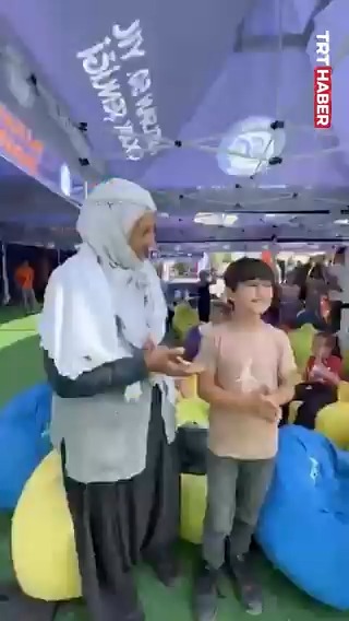 Nevşehirli Hacer teyze, Kur’an-ı Kerim’e geçen torununu Kültür Yolu Festivali ile ödüllendirdi. Birlikte ASELSAN Tekno Macera Tırı’nı gezip birçok aktiviteye katıldılar... 🔸"İnşallah torunum da uçak yapar, mühendis olur. Sonra köydeki çocukları da getireceğim."