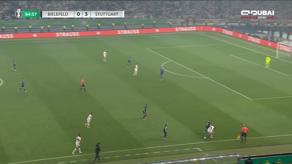 ياعيال ذا جناح يمين اقرب من لاعب وسط وصانع معقوله بيقشعون محرز ؟ مب منطقي جايب لاعب خصائصه مب لاعب 10 صريح