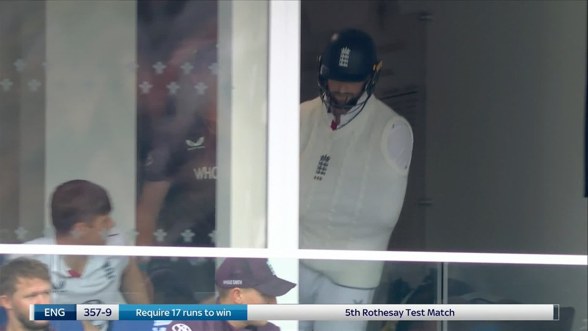 Arm in a sling, Chris Woakes has arrived to the crease 😱