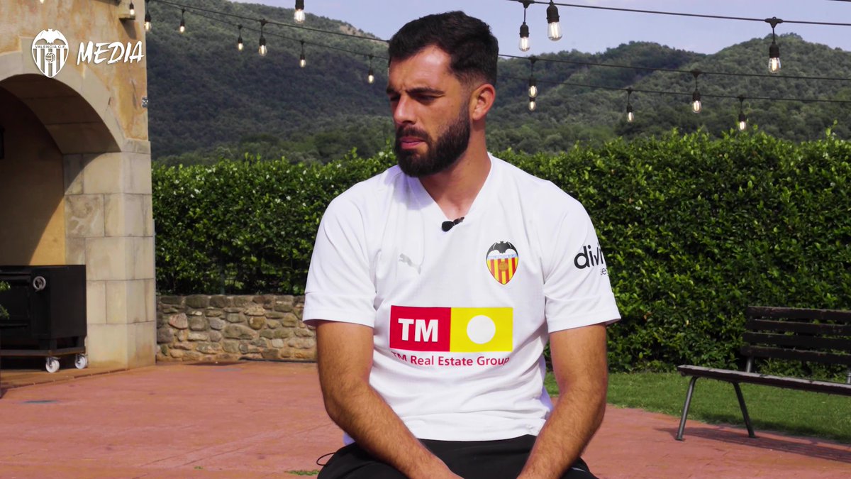 💬 Luis Rioja: "Vamos a darlo todo en el campo para que la afición se sienta orgullosa del equipo" 🎙️ El atacante del Valencia CF habla en VCF Media sobre la pretemporada 25-26. #ADNVCF 🦇