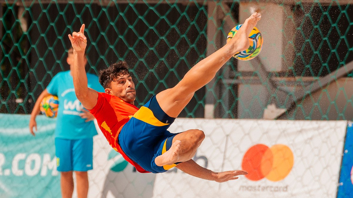 🤔 ¿Se pueden marcar 19 goles en tres partidos? Sí, esta Selección Española Masculina de Fútbol playa 𝗣𝗨𝗘𝗗𝗘. ⚽️ Y aquí los tienes todos en un solo vídeo. #FútbolPlayaRFEF | #BeachSoccerRFEF
