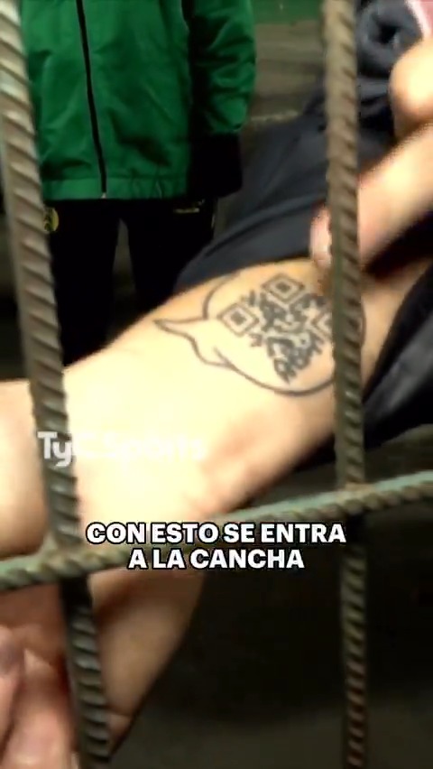 La LOCURA de este hincha de Aldosivi: ¡SE TATUÓ EL QR DEL CARNET DE SOCIO! 🤯 🎙️ @pasoapaso Maki Tomasini