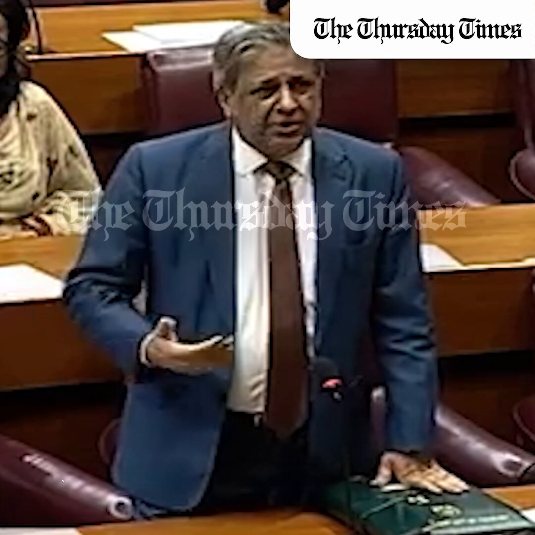 شہباز شریف کی والدہ کی میت گھر میں موجود تھی۔ عدالت میں اُشہبازشریف کی موجودگی میں جج کو بتایا گیا کہ ان کی والدہ کا انتقال ہو چکا ہے، اس لیے آج جرح مؤخر کی جائے۔ مگر جج نے انکار کرتے ہوئے کہا کہ جرح آج ہی ہوگی اور وہ جرح کی گئی۔ وفاقی وزیرقانون اعظم نذیر تارڑ