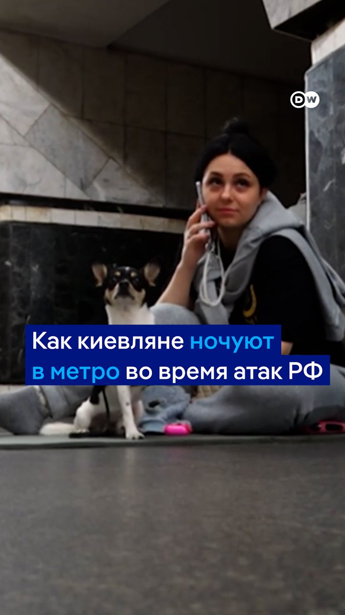 Киевское метро из-за постоянных российских обстрелов стало для многих жителей города вторым домом. Во время ночных атак люди прячутся на станциях. У многих даже появились свои "любимые места" и новые друзья. Корреспондентка DW провела ночь в подземке и пообщалась с киевлянами