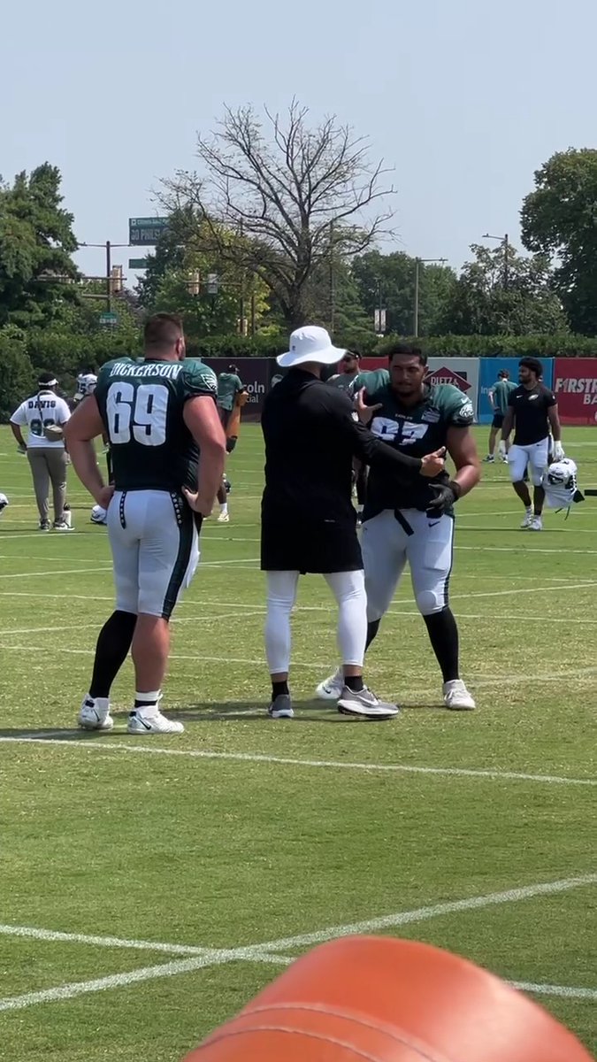 Jason Kelce is working with Laekin Vakalahi after practice