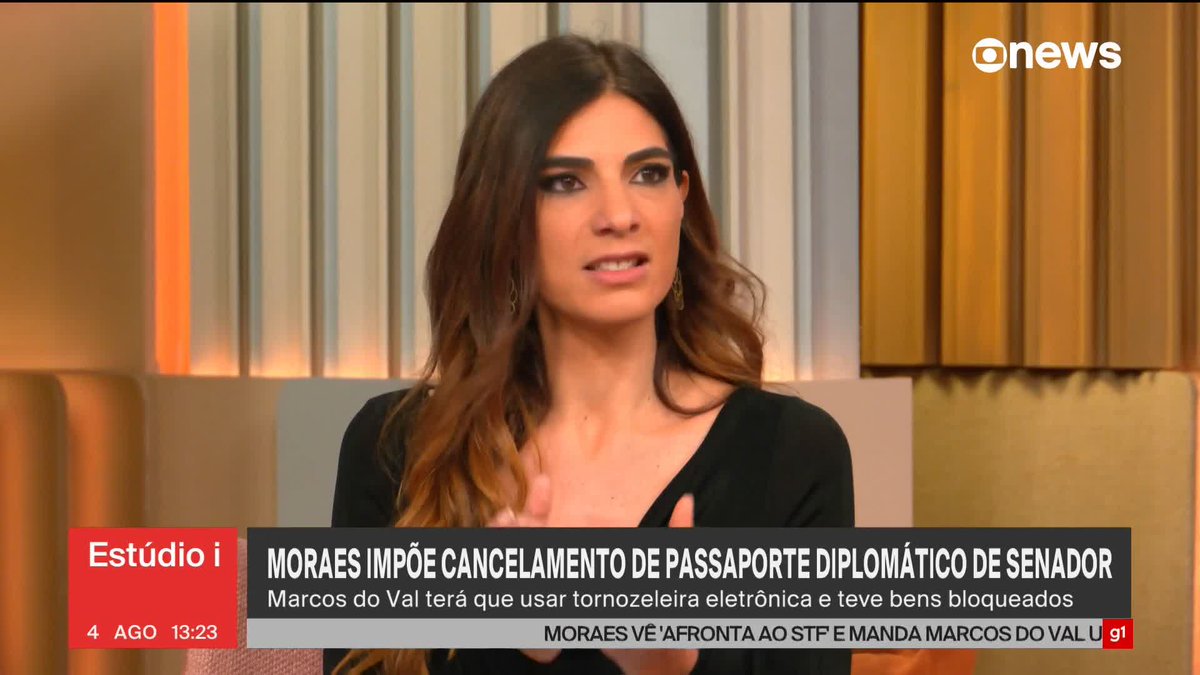 “É um jeito de desmoralizar a decisão judicial. Esses parlamentares estão liderando essa estratégia. É um deboche o que eles estão fazendo”, comenta Andréia Sadi ao repercutir vídeo de Marcos do Val gravado nos EUA. O senador descumpriu ordem do STF e viajou para fora do país. #Estúdioi ➡Assista à #GloboNews: