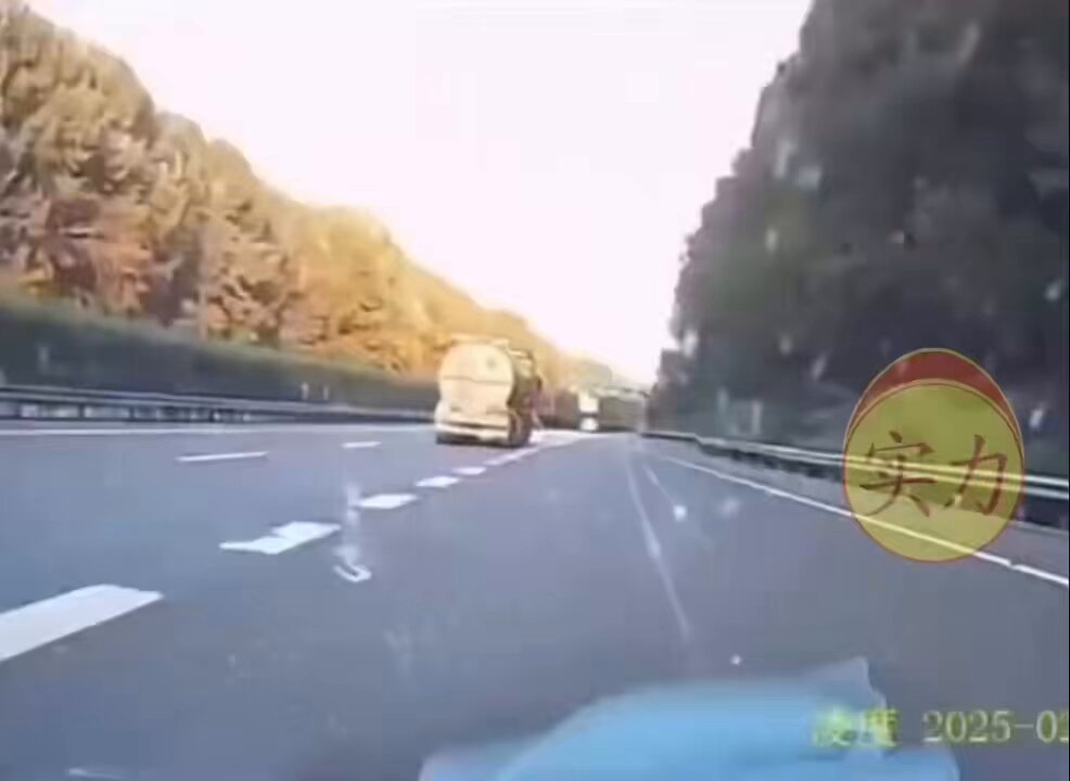 حادث مؤسف السيارة اللي أمامه هي اللي تسببت عليه شد اللئيم يوم جاء يتجاوزه