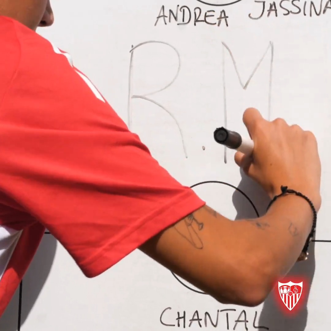 En la vida estamos para sonreír haciendo lo que amamos; y tú amas jugar al fútbol. Ojalá aquí podamos ayudarte a esa felicidad. ¡Bienvenida, Rosa! 🤝🤍❤️ #BienvenidaRosa #SevillaFCFem #LigaFMoeve #WeareSevilla