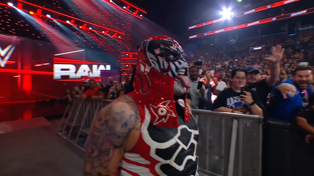 Penta puso en su lugar a Grayson Waller y The New Day 🇲🇽😤👌 #WWERaw