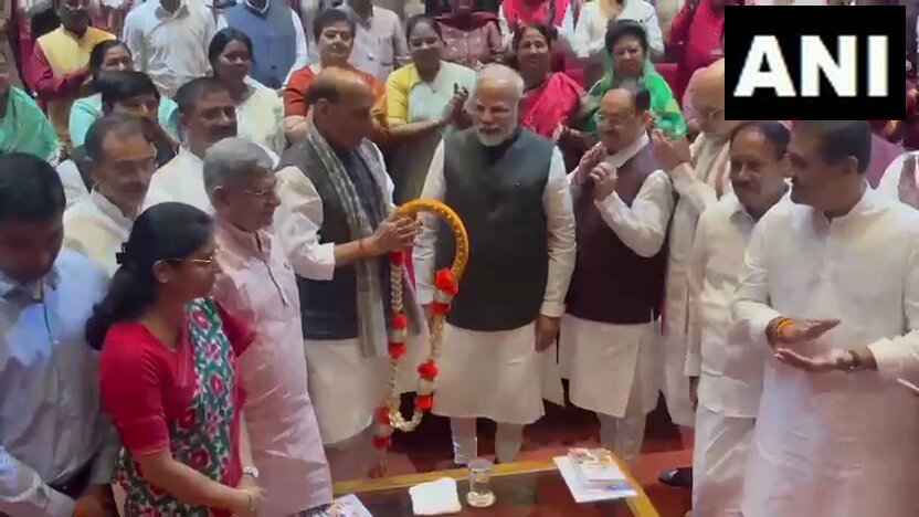 #WATCH | Delhi: PM Narendra Modi was welcomed and felicitated with a thunderous applause amid chants of 'Har Har Mahadev', after the success of Operation Sindoor and Operation Mahadev, at the NDA Parliamentary Party Meeting.