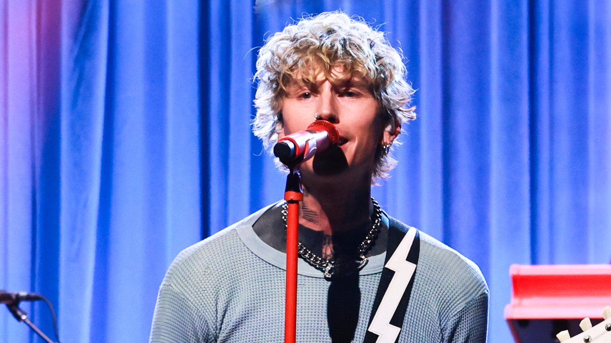 .blonde don performs "outlaw overture"! Watch the full performance ⬇️ #FallonTonight