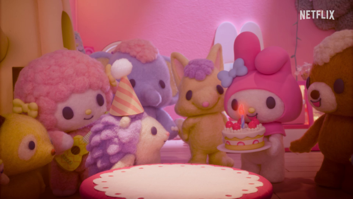 今日もマイメロディのケーキ屋さんは大繁盛🍓 お店の中ではイチゴのショートケーキとおめでとうのうたで、はりねずみくんの誕生日をみんなでお祝い🎂 一方、となりの和菓子屋さんでは、クロミがなにやらひとりでブツブツ…。 #ネトフリでメロクロ #mymelodykuromi