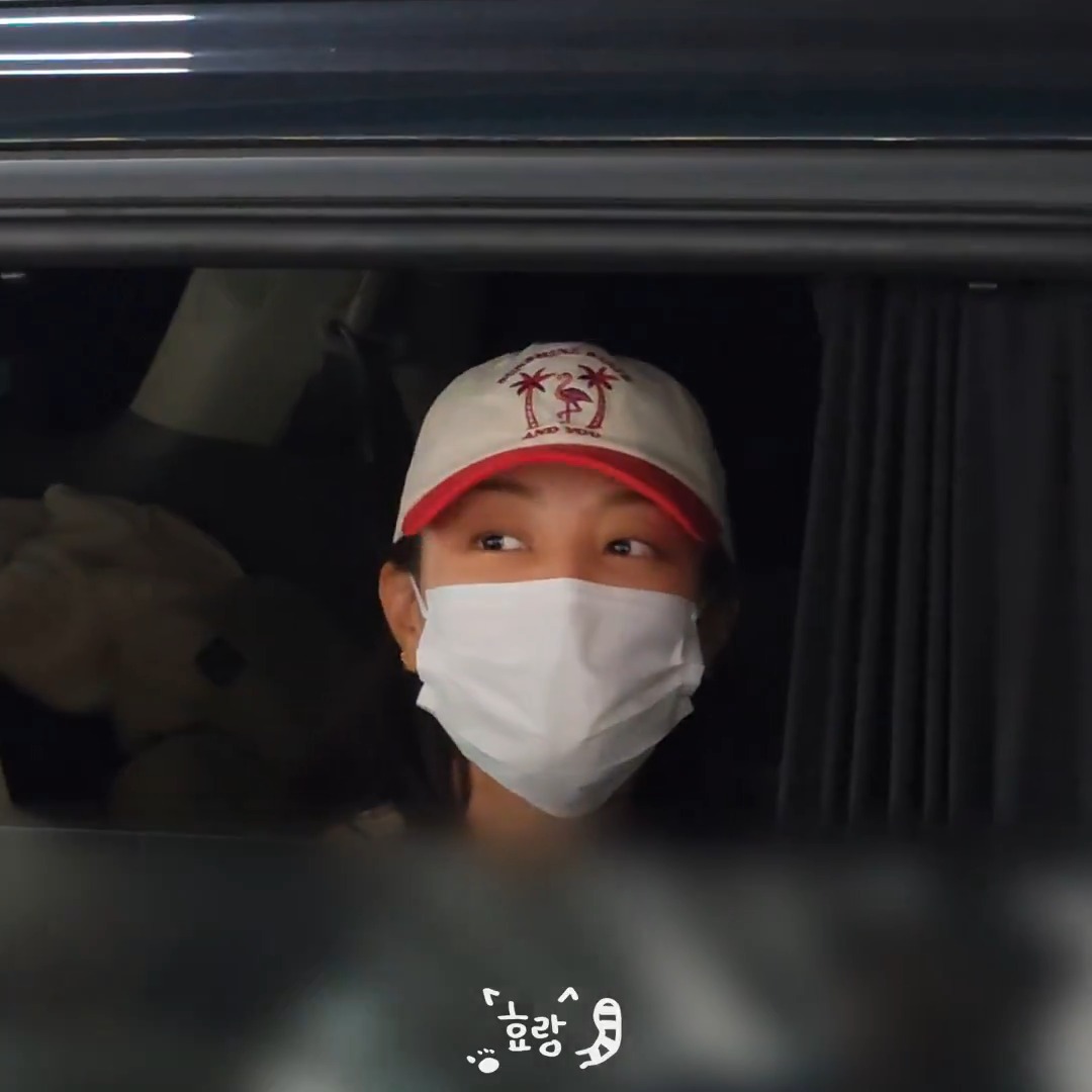 - Jihyo has a schedule tomorrow - Jihyo’s throat better now - she knows about takedown entering the top100 on Apple Music USA - she knows her Lollaplaooza pics are going viral and that people call her Lolla hot girl