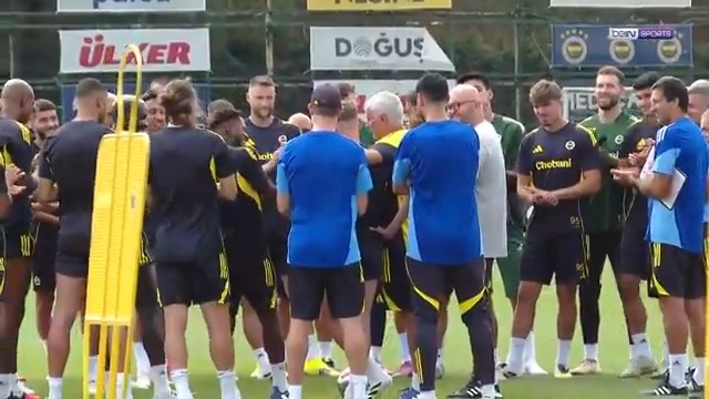 🏆 “Hazırlık döneminin en iyisi diye bir ödül olsa, Sebastian Szymanski kazanırdı.” 🟡🔵 Sebastian Szymanski’yi idman öncesi takıma alkışlatan Jose Mourinho’nun açıklamalarını, muhabirimiz Onur Çubukçu aktardı. #beINSPORTS