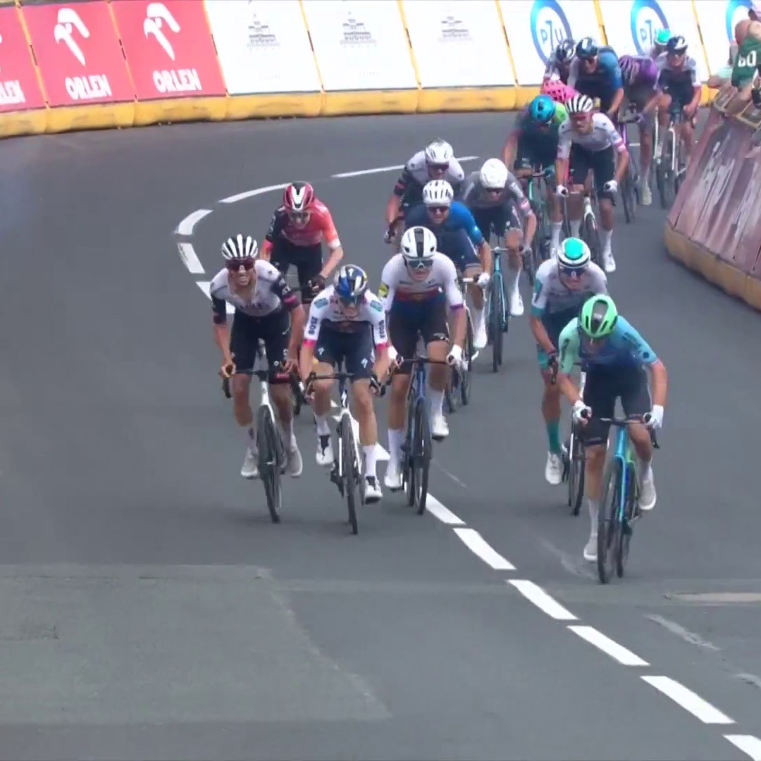 Le replay de la victoire de Paul Lapeira (Decathlon-AG2R) sur la 2e étape du Tour de Pologne: Jan Christen (UAE Emirates) a accéléré le premier avec Finn Fisher-Black (RedBull-Bora). Le Français a produit son effort au bon moment pour l'emporter. #TDP2025