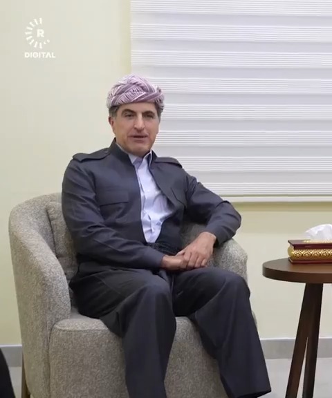 #VİDEO- Başkan Neçirvan Barzani, Erbil'in Mêrgesor bölgesinde bulunan Zom Süt Ürünleri Fabrikası'nı ziyaret ederek teftişte bulundu Kürt ulusal kıyafet giymeyi tercih eden Neçirvan Barzani'ye ziyaret esnasında Mele Mustafa Barzani eşlik etti