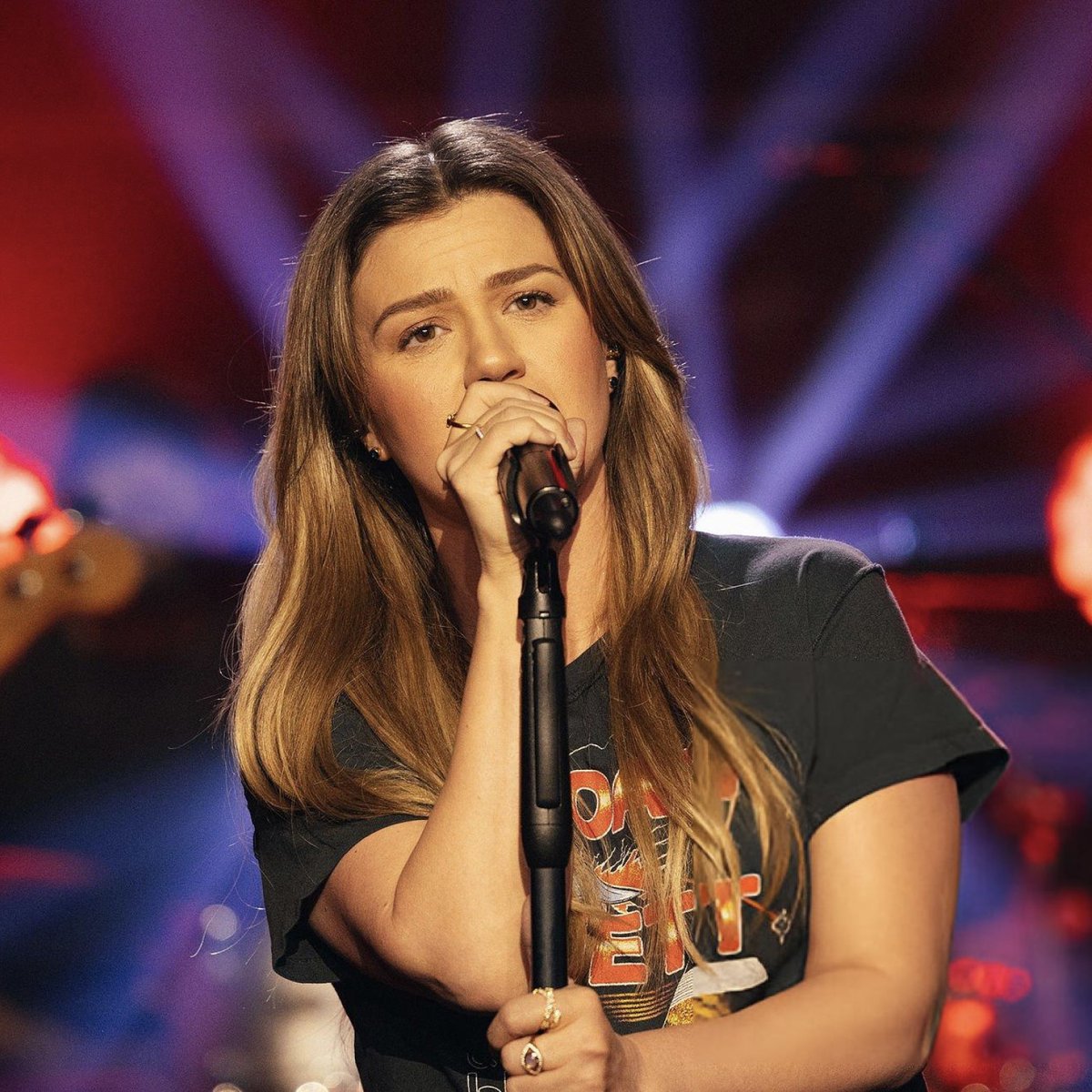 Kelly Clarkson singing sapphic songs is SOMETHING ELSE