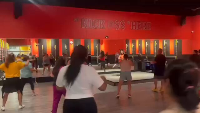 #Monica from #Coolie setting fire to fitness floors at Crunch fitness San Antonio 🇺🇸