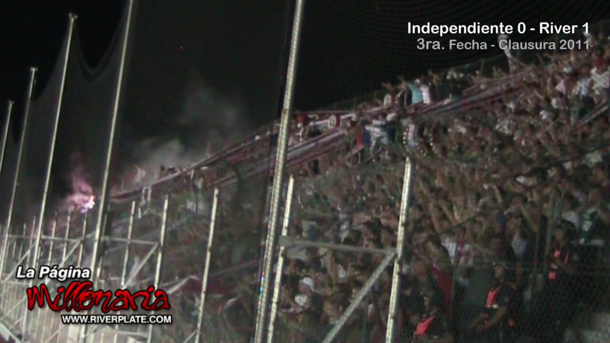 🐔La gente de River cantándole a Boca en cancha de Independiente, año 2011.