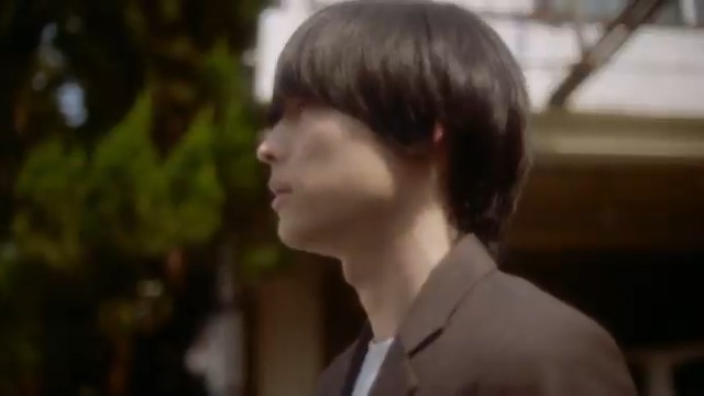／ 初号試写を鑑賞した 原作 #新海誠 コメント到着！ ＼ 🎬10月10日(金)公開 #松村北斗(#SixTONES)主演 映画『#秒速5センチメートル』 映画を観始めて、最初はなんだか居心地が悪かったのです。 不完全で未熟なバトンを若い作り手たちに渡してしまったような気持ちでした。 しかし途中から映像に呑まれ始め、最後には自分でも驚いたことに、泣きながら観ていました。 原作由来の要素に自分で泣いているのか、奥山組に泣かされているのか、あるいは失われた2000年代に泣いているのか自分でもよく分からないまま、でもとにかく、強く感動させられました。 あらためて、『秒速5センチメートル』は奇妙な物語です。たいしたドラマツルギーもなく、胸のすく活劇もなく、ヒーローも悪役もいない。皆が理由もなく傷つき、傷つけられ、いつもなにかが満たされずにいる。 でも20年前は、その「なにもなさ」が私たち自身の姿であり生活であり、それを掬いあげるようなアニメーション映画を作ろうと思っていたのです。 アニメーション版がその目標に届いていたかは心許ないのですが、今回の実写映画では当時のその不器用な種が、青さも含んだままに見事な結実となっていました。 『秒速5センチメートル』を作っておいて良かったと、（ほとんど初めて）心から思えました。 奥山組の皆さん、本当にありがとうございました。 『秒速5センチメートル』映画公式アカウント