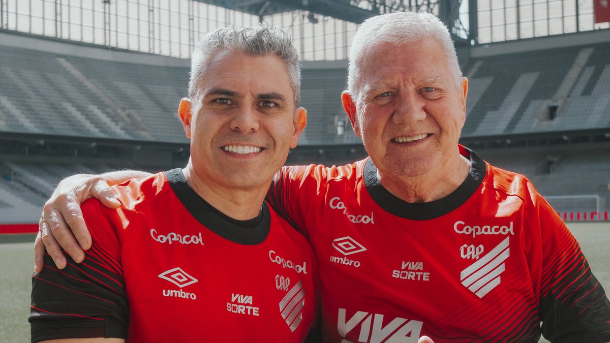 A tradição sempre vai continuar. Geração em geração, decisão em decisão. A Viva Sorte Bet e o Athletico estão juntos para mostrar que o poder da união, nesse momento de decisão, mantém Viva a Sorte de ter nascido rubro-negro. Amanhã, juntos, vamos apoiar o Furacão. Independentemente da geração, sempre lado a lado. É mais do que torcer. É estar junto, viver junto e confiar que a sorte está do nosso lado. 🌪️ Esse é o nosso legado rubro-negro. Essa é a nossa história de amor! #Athletico #VivaSorte