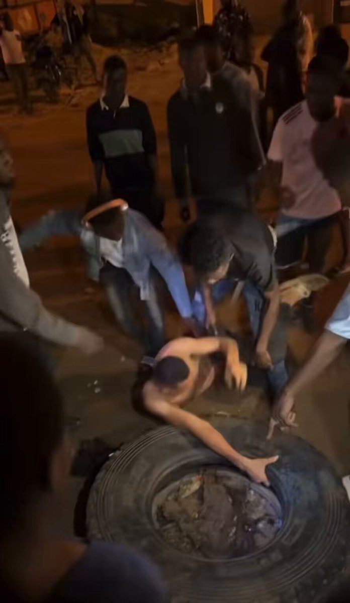 Un individu arrêté par les habitants du quartier " carrefour docteur " a Angré Djorogobité accusé d’avoir violé une fillette de 2 ans ! La Police est rapidement arrivée sur les lieux, le suspect a été conduit au commissariat de police. ,