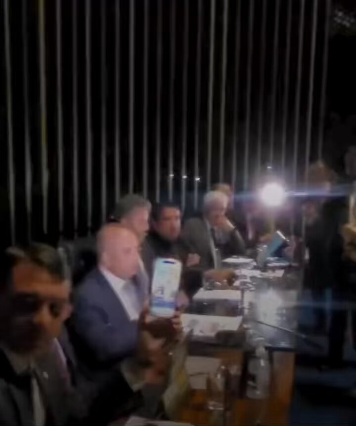 🚨URGENTE - Com luzes apagadas no Senado, oposição mantém obstrução