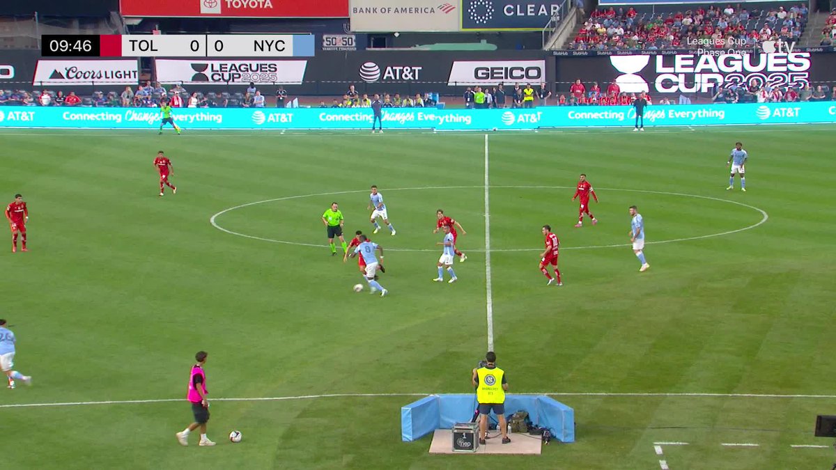What a goal! 🔥⚽️ Great disparo de Alonso Martínez from long distance para ponerla pegadita al poste y New York City FC takes the lead! #LeaguesCup2025