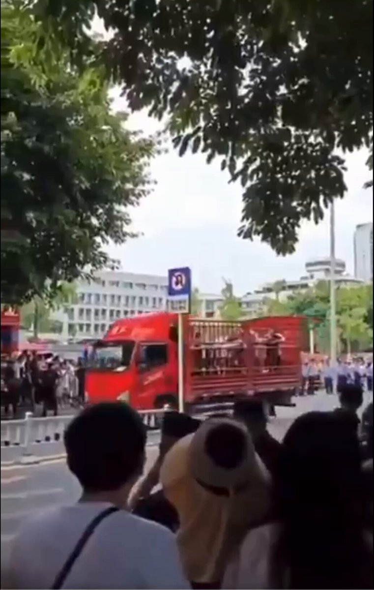 三票先生： 四川江油，中共警察把抓捕的抗议民众装到运猪的带栅栏的车里游街示众！这幅画面太形象了：中共就是把中国民众当猪狗！ #中共乱象 #江油