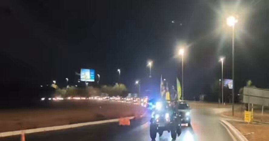 AGORA: Inúmeros veículos chegam em frente ao condomínio de Jair Bolsonaro. A carreata é muito maior do que a registrada ontem