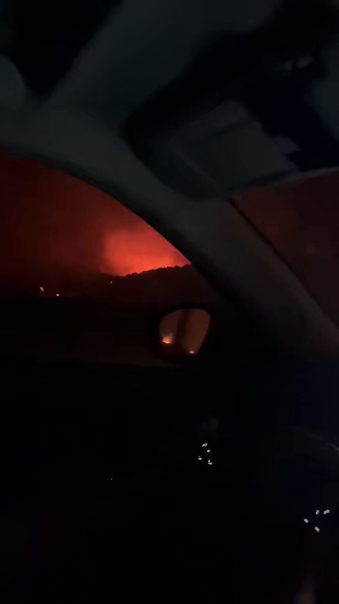 Dans l’Aude, le village de Saint-Laurent-de-la-Cabrerisse, littéralement cerné par les flammes cette nuit. Chaque route qui part d’ici ressemble à celle-ci. Des foyers partout, attisés par le vent, qui n’a pas faibli malgré la nuit tombée… #incendie #aude