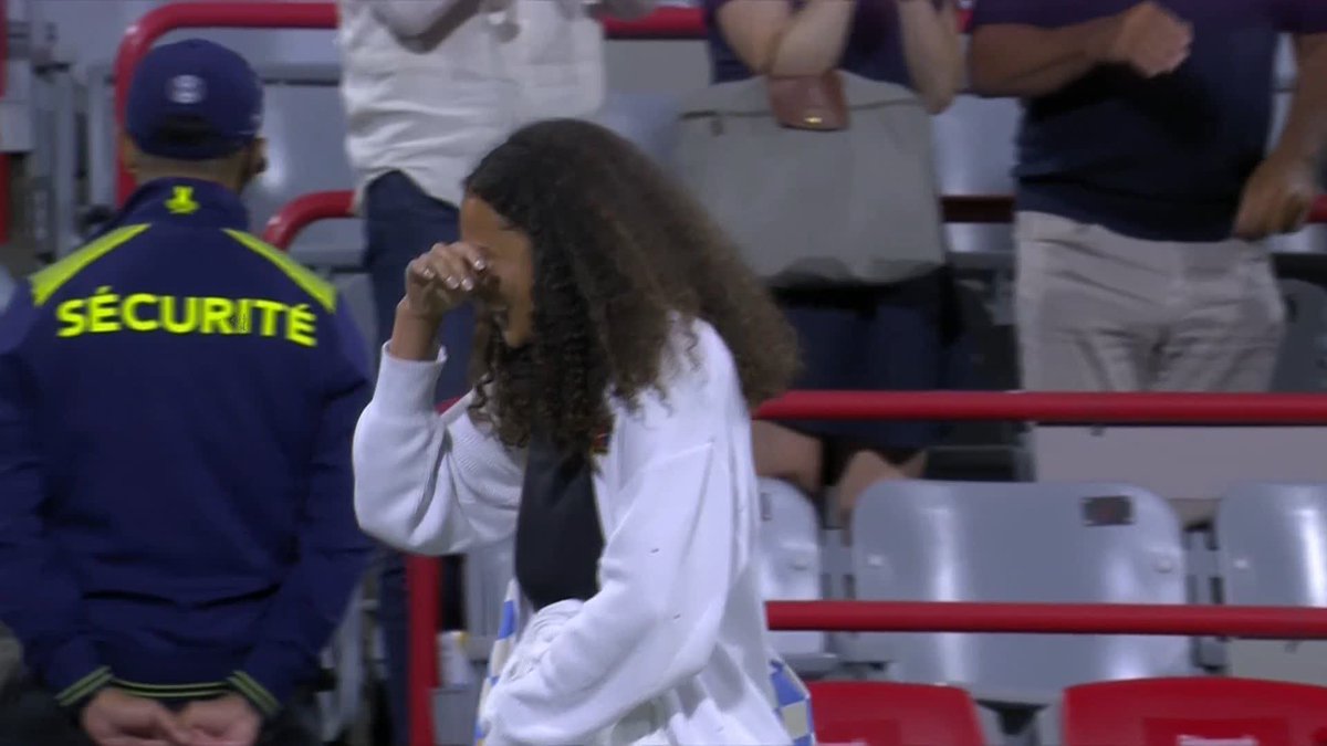Fresh off a win Naomi Osaka wasn't letting a member of her team get away without a Happy Birthday sing song 😅🎶