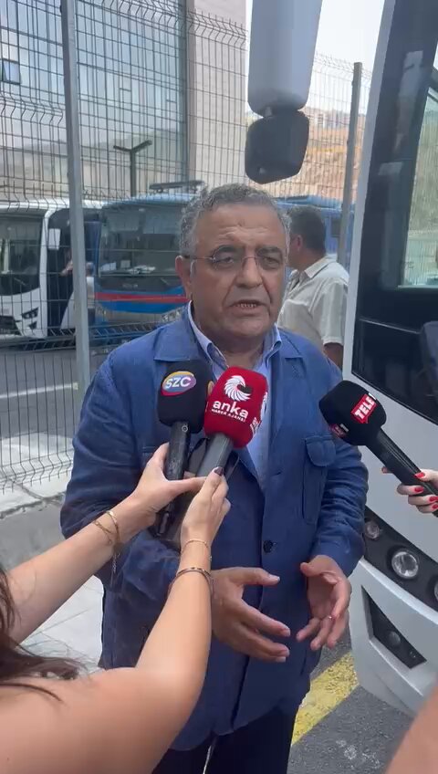 📍İzmir'de Şehir Hastanesi’ndeyim. 🔴 Beylikdüzü Belediye Başkanımız Mehmet Murat Çalık, burada Onkoloji bölümünde uzun süredir tetkik ve tedavi amacıyla bulunuyor ve birazdan Kırıklar Cezaevi’ne tekrar nakledilecek. ❗Şunu özellikle ifade etmeliyim; Murat Çalık tutuklu, hükümlü değil. Kendisi bir belediye başkanı. Hakkında kesinleşmiş bir hüküm yok, hatta daha bir iddianame bile hazırlanmış değil. Üstelik rahatsızlığı da tıbben belgelenmiş durumda. 🔴 Atatürk Eğitim ve Araştırma Hastanesi’nden “cezaevi koşullarında kalamaz” şeklinde bir rapor var. Ancak Adli Tıp Kurumu bu raporu yeterli bulmadı. Şimdi bu hastaneden de ek tetkikler istenmiş durumda. Çalık hükümlü değil, dolayısıyla tahliyesi için Adli Tıp raporunun beklenmesine dahi gerek yok. ❓O halde neden bu aşamaya kadar tutuklu kaldı? Neden toplum vicdanını derinden yaralayan bu uygulama devam ediyor? Bunun bir izahı yok. 🔴 Bu, düşman ceza hukukunda bile görülmeyecek bir durumdur. Seçilmiş bir belediye başkanına karşı uygulanan bu tavır zalimcedir, açık bir zulümdür. 🔴 Hakkında iddianame bile bulunmayan, neyle suçlandığı belli olmayan bir yurttaşı, bir belediye başkanını hastane hastane dolaştırıyorsunuz. Kişisel verileri alenileştiriliyor, özel yaşamı, sağlık hakkı, yaşam hakkı çiğneniyor. Bunun sorumlusu sizsiniz. 🔴 Bu doğrudan doğruya “hürriyeti tahdit” suçudur. Her şey kayıt altına alınıyor. Bu zulümden vazgeçin. Bu zalimliği durdurun. 🔴 Çağlayan'daki savcıya sesleniyorum; yetkiniz var. Şu anda isterseniz Ceza Muhakemesi Kanunu’nun 103. maddesindeki yetkiyi kullanır, bir müzekkere yazarsınız ve Murat Çalık tahliye edilir, cezaevinde kalmaz. #MuratCalıkSerbestBırakılsın #MuratÇalık