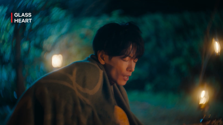 Boleh nggak sih aku nyempil di tengah ikut nyanyi FIRST LOVE bareng mereka?? 🥹 💕 🎬 Glass Heart