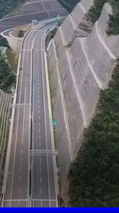 🇨🇳🌉 La Chine coupe une montagne en deux pour installer le plus haut pont du monde
