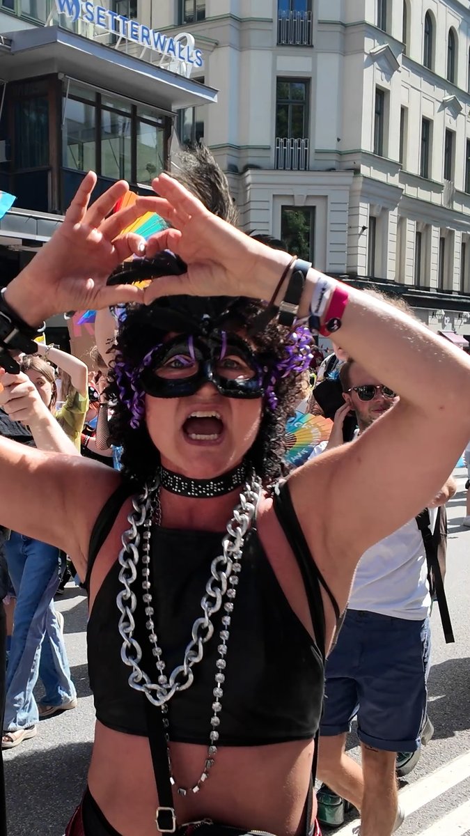 HBTQ-aktivist säger att man inte ska döma sina medmänniskor. Svårt att låta bli – när Pride har blivit en nakenparad, när ni ylar som djur och klär ut er till Furries. Att Försvarsmakten och statsministern deltar i detta är en skam för vårt land.