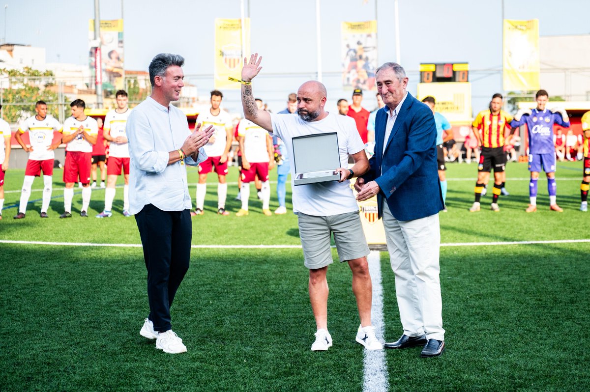 🙌 MANOLO GONZÁLEZ 🎖️ A l'#Històrics25 homenatgem el tècnic del RCD Espanyol de Barcelona, que sempre ha reivindicat els seus orígens al #futbolcat. Què li diria a qui comença ara? 🗣️ "Ser bona gent, treballar i si t'arriba l'oportunitat, estar preparat" ❤️ Un dels nostres! #SomHistòrics