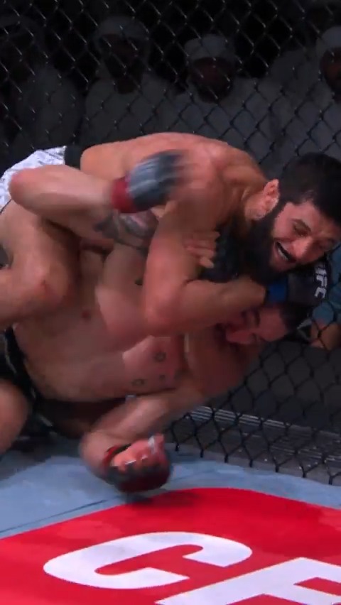 Scary Submission 😬 #UFC319 Khamzat Chimaev made it look EASY in his last fight!