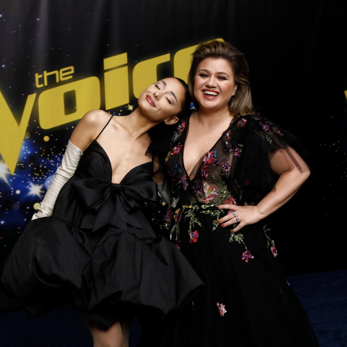 Throwback to the day Kelly Clarkson casually sang ‘I Will Always Love You’ and NAILED it, even ARIANA GRANDE was gagged (the harmony at the end was FLAWLESS 😭)