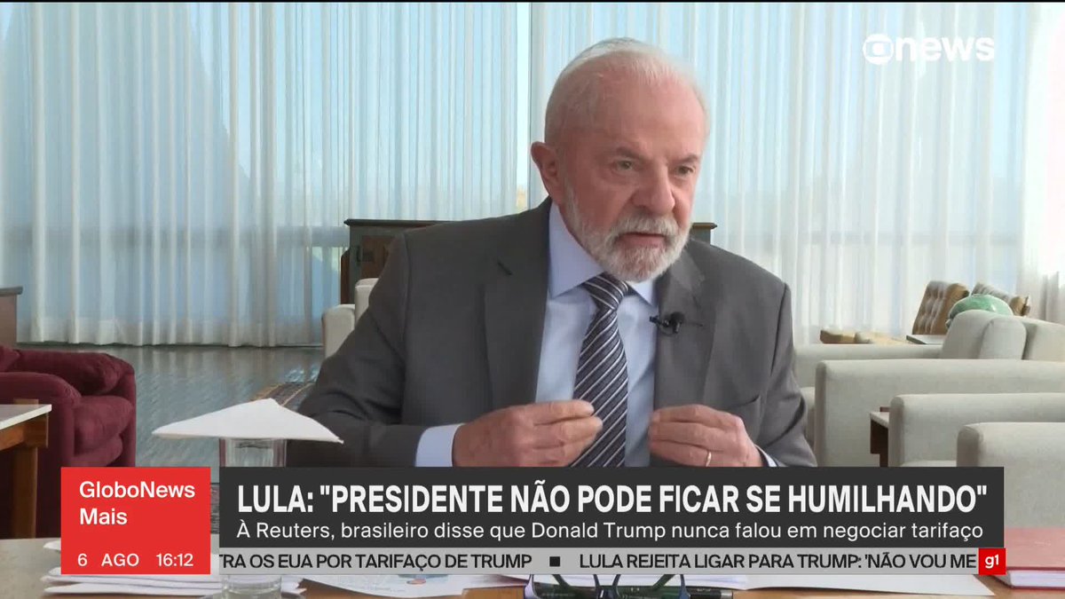 O presidente Lula disse, em entrevista à Reuters, que rejeita a humilhação de ligar para o presidente dos Estados Unidos, Donald Trump. A declaração vem no mesmo dia em que o tarifaço sobre as exportações brasileiras entrou em vigor; e que o Brasil acionou a Organização Mundial do Comércio para questionar a medida. Saiba mais. ➡ Assista ao #GloboNewsMais: #GloboNews