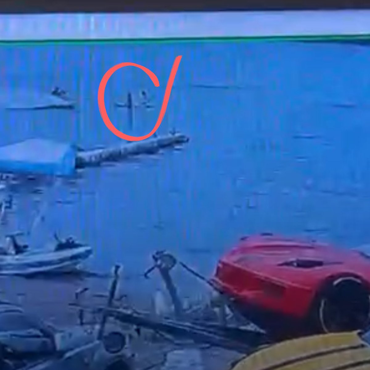 🇷🇺 | Moto de agua arrolla a dos niñas en Rusia: Un hombre ebrio arrolló con una moto de agua a dos niñas en Rusia. Una está en terapia intensiva y la otra sufrió fracturas.