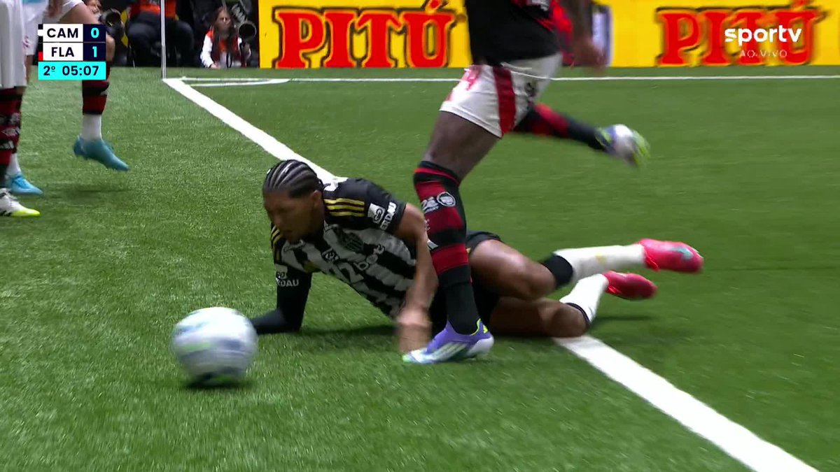 Rony reclamou de um pisão de Wallace Yan. 🎥 sportv | ge