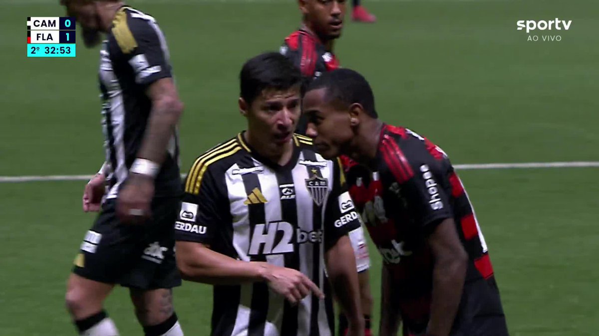 Wallace Yan mandou beijinho e fez o 'fala muito'. Alan Franco não gostou e 'foi pra cima' do atacante do Flamengo. 🎥 sportv | ge
