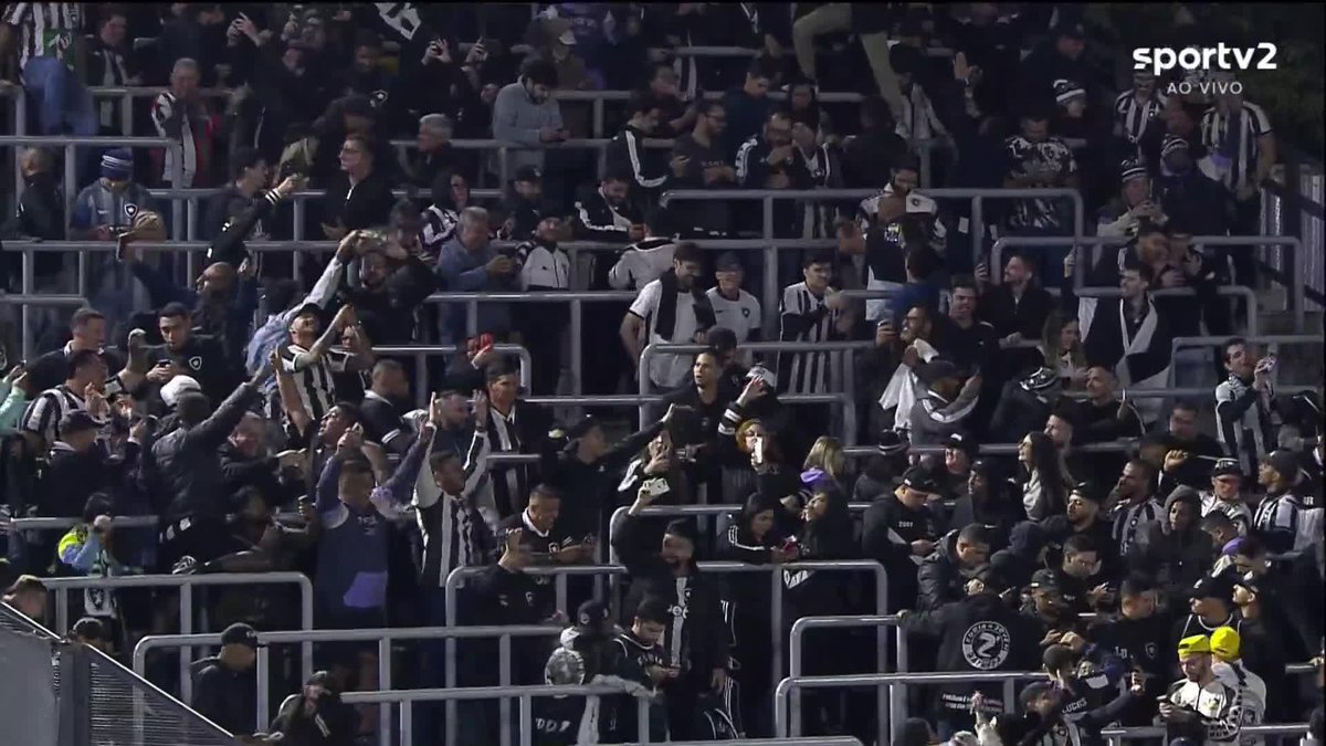 Torcida do Botafogo no estádio Cícero de Souza Marques acompanhando e comemorando a eliminação do Flamengo para o Atlético-MG na Copa do Brasil. 🎥 sportv | ge